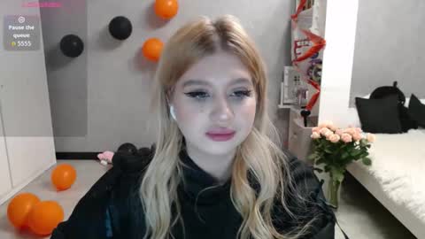 Snapshot of sweet_nicole_333 chatting on 10.28.25 sweet_nicole_333 online show from 10.28.25