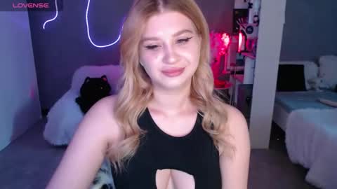 Snapshot of sweet_nicole_333 chatting on 05.20.26 sweet_nicole_333 online show from 05.20.26