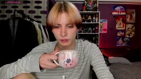 Snapshot of sweet_peach__ chatting on 06.19.26 kira online show from 06.19.26