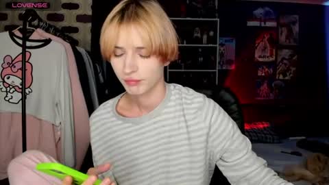 Snapshot of sweet_peach__ chatting on 07.20.26 kira online show from 07.20.26