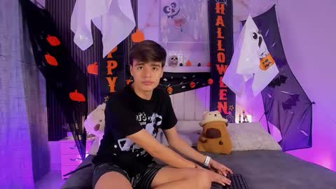 Snapshot of sweet_petter chatting on 10.22.25 Petter online show from 10.22.25