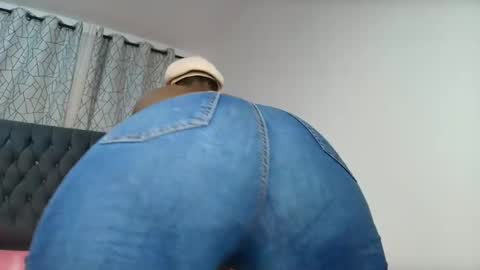 Snapshot of sweetbigass318797 chatting on 06.01.26 Sweetbigass online show from 06.01.26