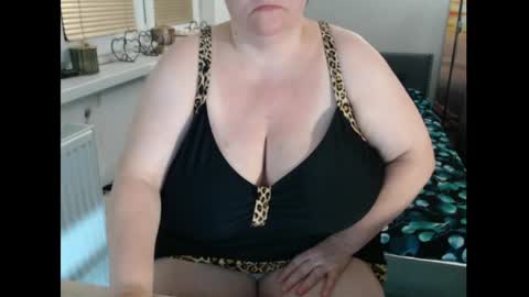 Snapshot of sweetboobs85h chatting on 06.05.26 Sweetboobs85h online show from 06.05.26