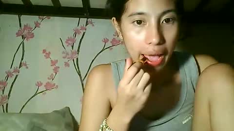 Snapshot of sweetdimple69 chatting on 09.19.25 sweetdimple69 online show from 09.19.25