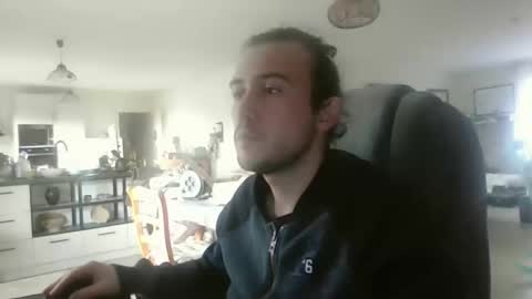 Snapshot of sweetguyss12 chatting on 12.17.25 sweetguyss12 online show from 12.17.25