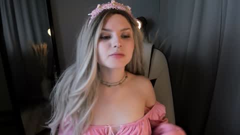 Snapshot of sweetheart_flower chatting on 12.08.24 Kira online show from 12.08.24