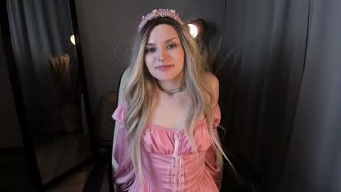 Snapshot of sweetheart_flower chatting on 12.08.24 Kira online show from 12.08.24