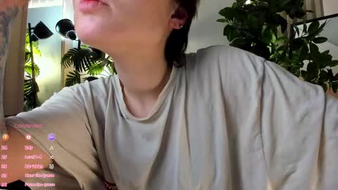 Snapshot of sweetheart_flower chatting on 02.25.25 Kira online show from 02.25.25