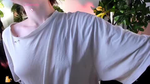 Snapshot of sweetheart_flower chatting on 02.27.25 Kira online show from 02.27.25