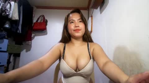 Snapshot of sweetie_trishiaxx chatting on 07.16.26 Your GoodGirlSweet trish online show from 07.16.26