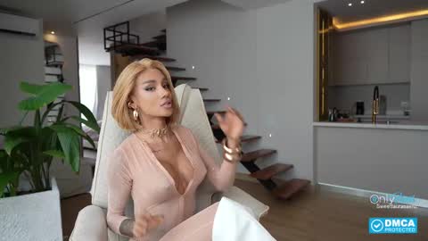 Snapshot of sweetlaurasaenz chatting on 10.19.25 Laura Saenz  Geminis online show from 10.19.25