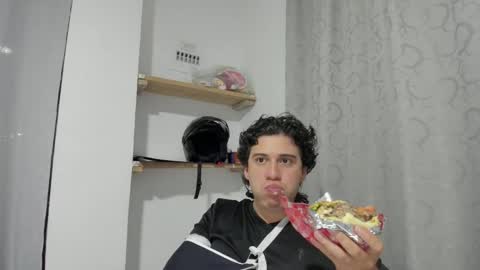 Snapshot of sweetlian_04 chatting on 10.14.25 Lian online show from 10.14.25