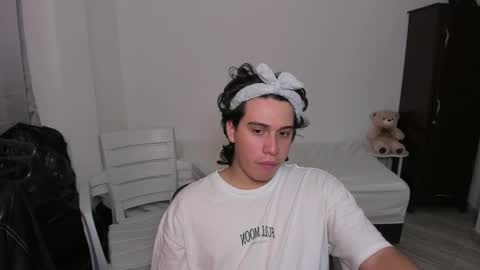 Snapshot of sweetlian_04 chatting on 12.17.25 Lian online show from 12.17.25