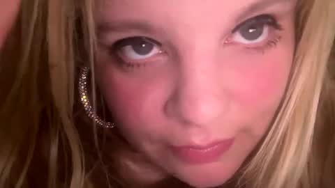 Snapshot of sweetlisa92 chatting on 03.11.25 Lisa online show from 03.11.25