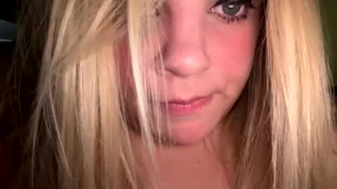 Snapshot of sweetlisa92 chatting on 11.06.25 Lisa online show from 11.06.25