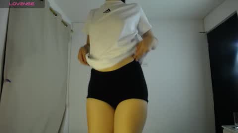 Snapshot of sweetpink1_ chatting on 09.30.25 Caro  Lily online show from 09.30.25