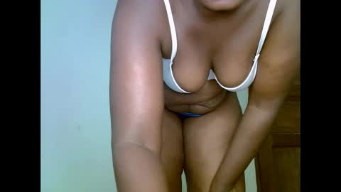 Snapshot of sweetrenne chatting on 02.15.25 sweetrenne online show from 02.15.25