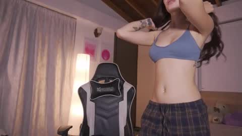 Cat independent model  online show from 11.24.25