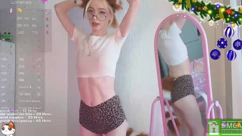 Snapshot of sweetuniporn chatting on 01.04.25 Elis a little vacation Ill be here Saturday my schedules in bio online show from 01.04.25