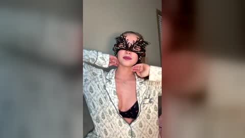 Snapshot of sweetvixen74 chatting on 01.06.26 sweetvixen18 online show from 01.06.26