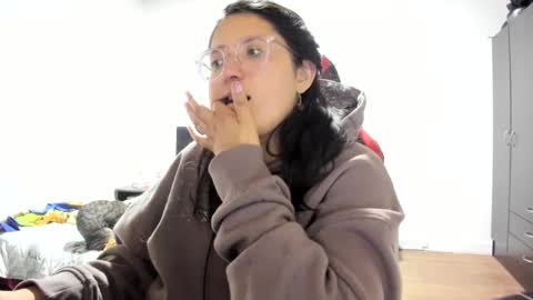 Snapshot of sweetyypeach chatting on 12.04.24 sweetyypeach online show from 12.04.24