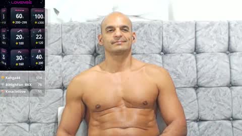 Snapshot of swimmer_summer chatting on 01.03.25 ------- Hi Im Willy follow me do not forget to put the thumb up online show from 01.03.25