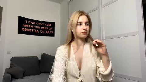 Snapshot of sydneyhackathorn chatting on 01.14.26 Mona online show from 01.14.26