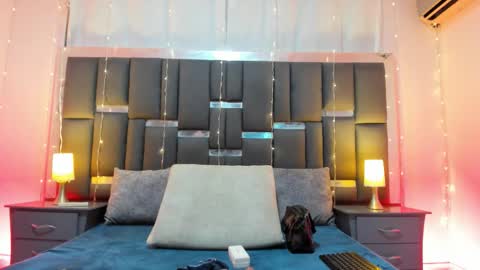 Snapshot of talianavega chatting on 11.23.25 tali online show from 11.23.25