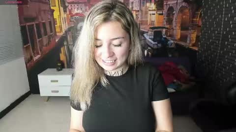 Snapshot of tamara_velezz chatting on 04.17.26 Tamara online show from 04.17.26