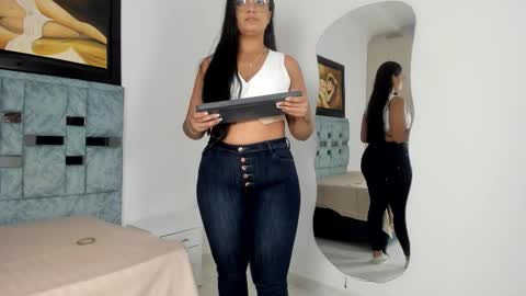 Snapshot of tamaraa_lov chatting on 10.16.25 tamaraa online show from 10.16.25