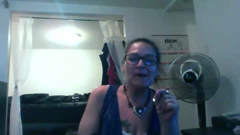 Snapshot of tanahslips chatting on 10.25.25 Tanah online show from 10.25.25