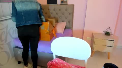 Snapshot of tania_duque chatting on 09.25.25 Tania online show from 09.25.25