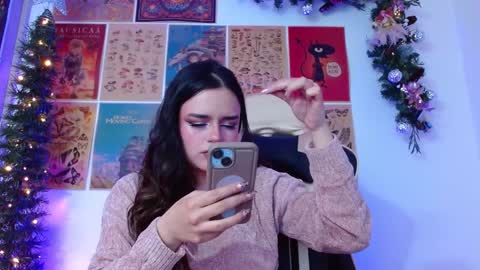 Snapshot of tara_hs chatting on 12.11.24 online show from 12.11.24