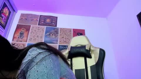 Snapshot of tara_hs chatting on 01.04.25 online show from 01.04.25