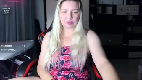 Snapshot of tasha__moon chatting on 10.15.25 Tasha Moon online show from 10.15.25