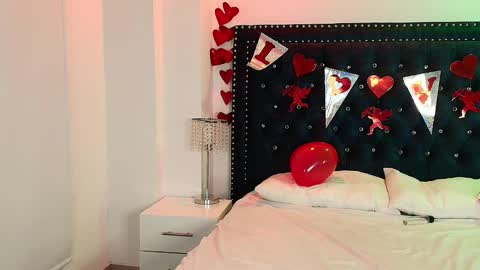 Snapshot of tata_and_michi chatting on 02.15.25 tata_and_michi online show from 02.15.25