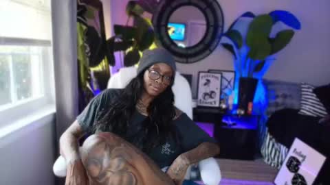 Tatted Queen online show from 01.05.25