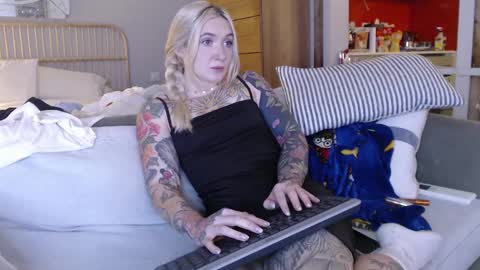 Snapshot of tattoobbgirl chatting on 03.05.25 tattoobbgirl online show from 03.05.25