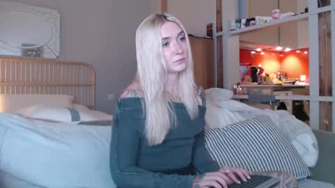 Snapshot of tattoobbgirl chatting on 03.06.25 tattoobbgirl online show from 03.06.25