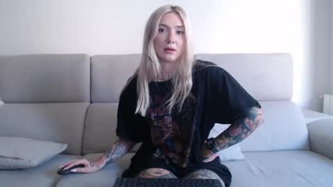 Snapshot of tattoobbgirl chatting on 09.14.25 tattoobbgirl online show from 09.14.25