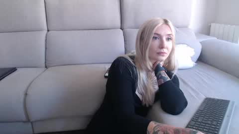 Snapshot of tattoobbgirl chatting on 09.22.25 tattoobbgirl online show from 09.22.25