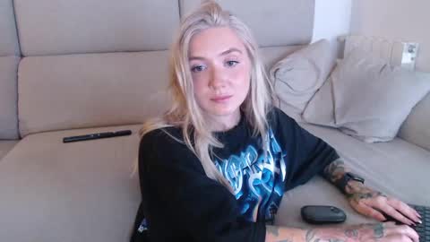 Snapshot of tattoobbgirl chatting on 09.27.25 tattoobbgirl online show from 09.27.25