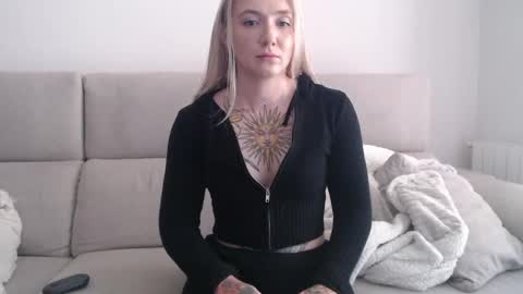 Snapshot of tattoobbgirl chatting on 09.29.25 tattoobbgirl online show from 09.29.25