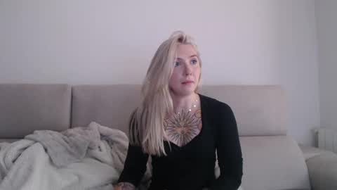 Snapshot of tattoobbgirl chatting on 09.30.25 tattoobbgirl online show from 09.30.25