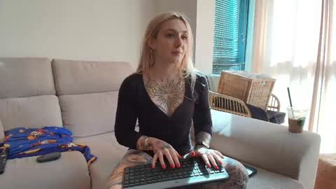 Snapshot of tattoobbgirl chatting on 05.01.26 tattoobbgirl online show from 05.01.26