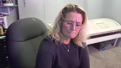 Lisa Lovely online show from 01.22.25