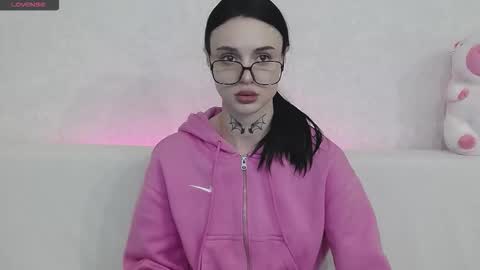 Snapshot of tayaavis chatting on 10.28.25 Taya online show from 10.28.25