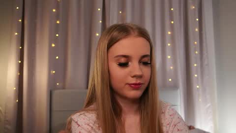 Snapshot of tayelin chatting on 05.15.26 Taya online show from 05.15.26