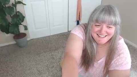 teases online show from 10.08.25