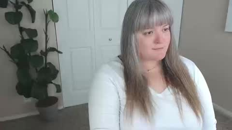 teases online show from 10.11.25